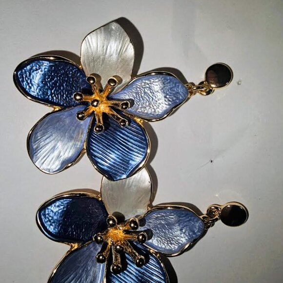 Francesca's Pretty flower Earrings NWOT!!!!!!!! - Picture 2 of 2